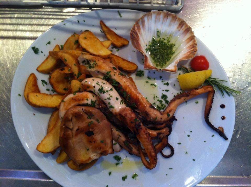 Riblja i mesna jela u restoranu i baru na plaži Orlandin