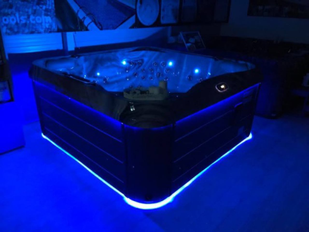 MASAŽNE KADE I SPA BAZENI