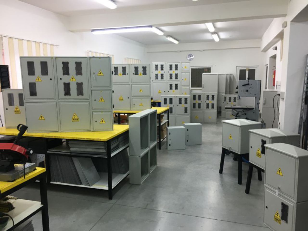 UGRADNO NADGRADNI ELEKTRO ORMARI