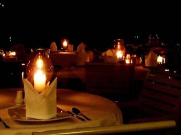 Romantična večera uz more
